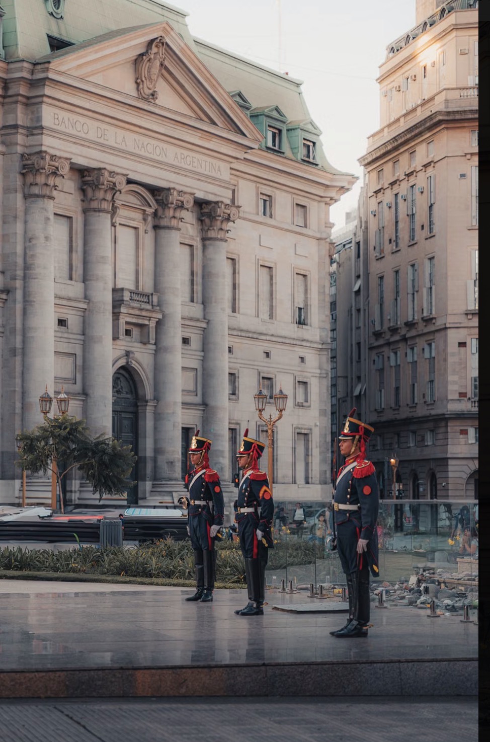 Fachada del Banco de la Nación Argentina y granaderos, fotografía aportada por el editor