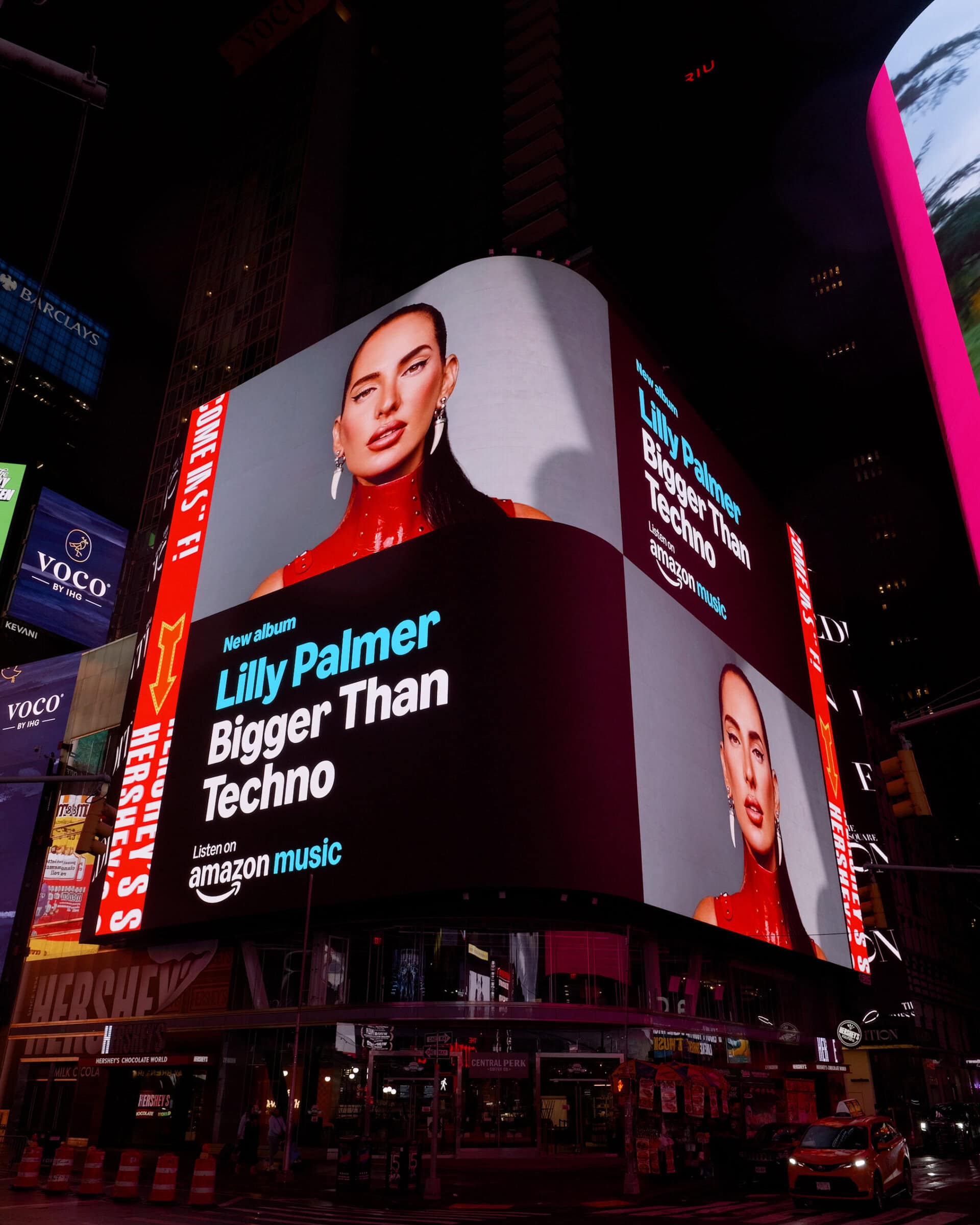 Anuncio de Amazon Music para Lilly Palmer en Times Square, Nueva York