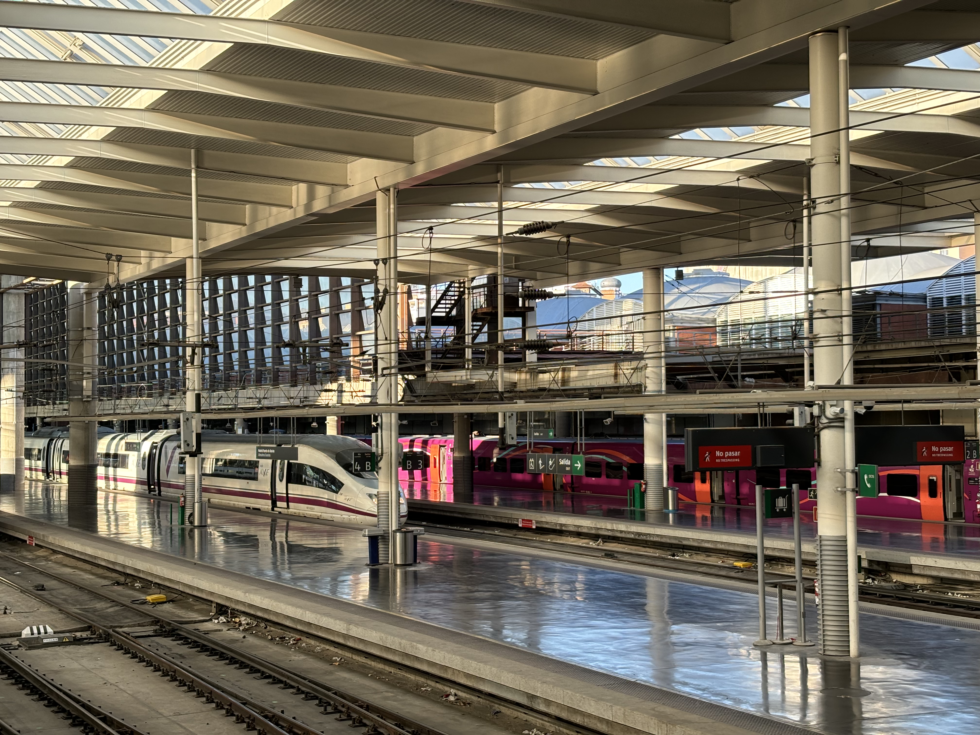 Trenes y andenes de Madrid-Puerta de Atocha, fotografía de archivo de diciembre de 2023