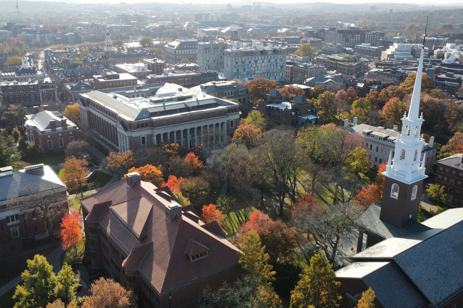 Vista aérea de Harvard Yard y la biblioteca Widener en Cambridge, Massachusetts