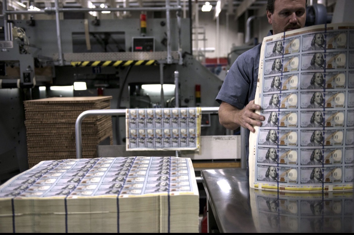 La abundancia — Bajo la Lupa — fotografía documental de impresión de billetes de 100 dólares