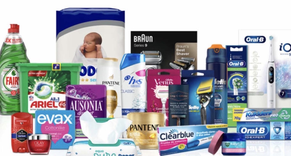 Selección de productos de higiene, cuidado personal y limpieza en una imagen de archivo sobre Procter & Gamble