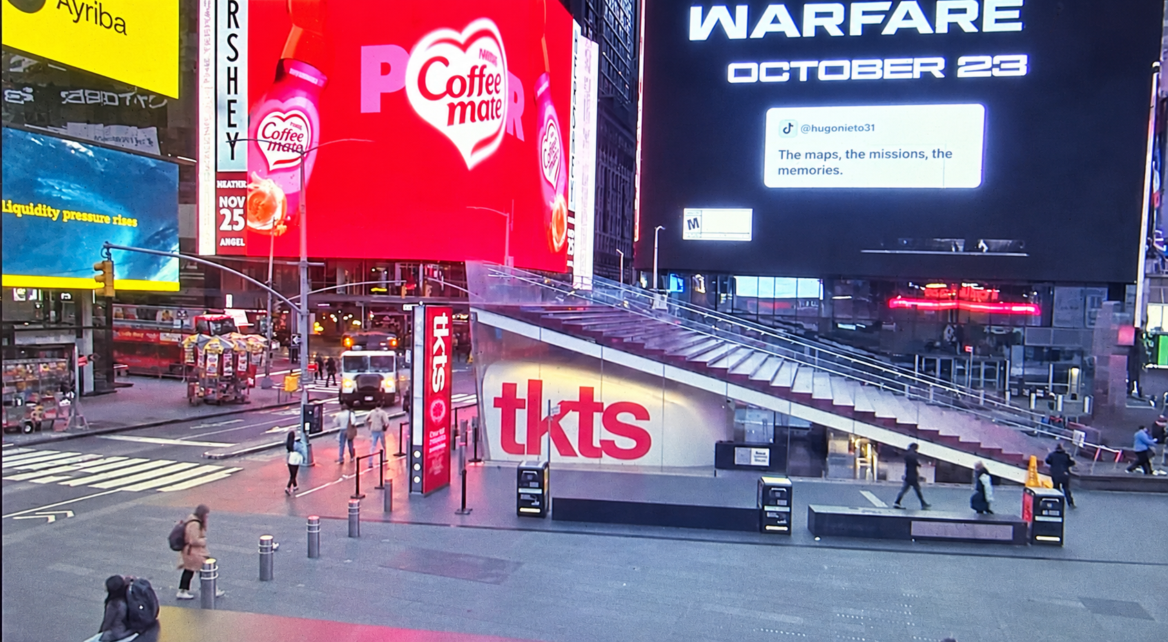 Pantallas publicitarias de Times Square y escalinata de TKTS; imagen de una transmisión en pantalla ajustada con IA