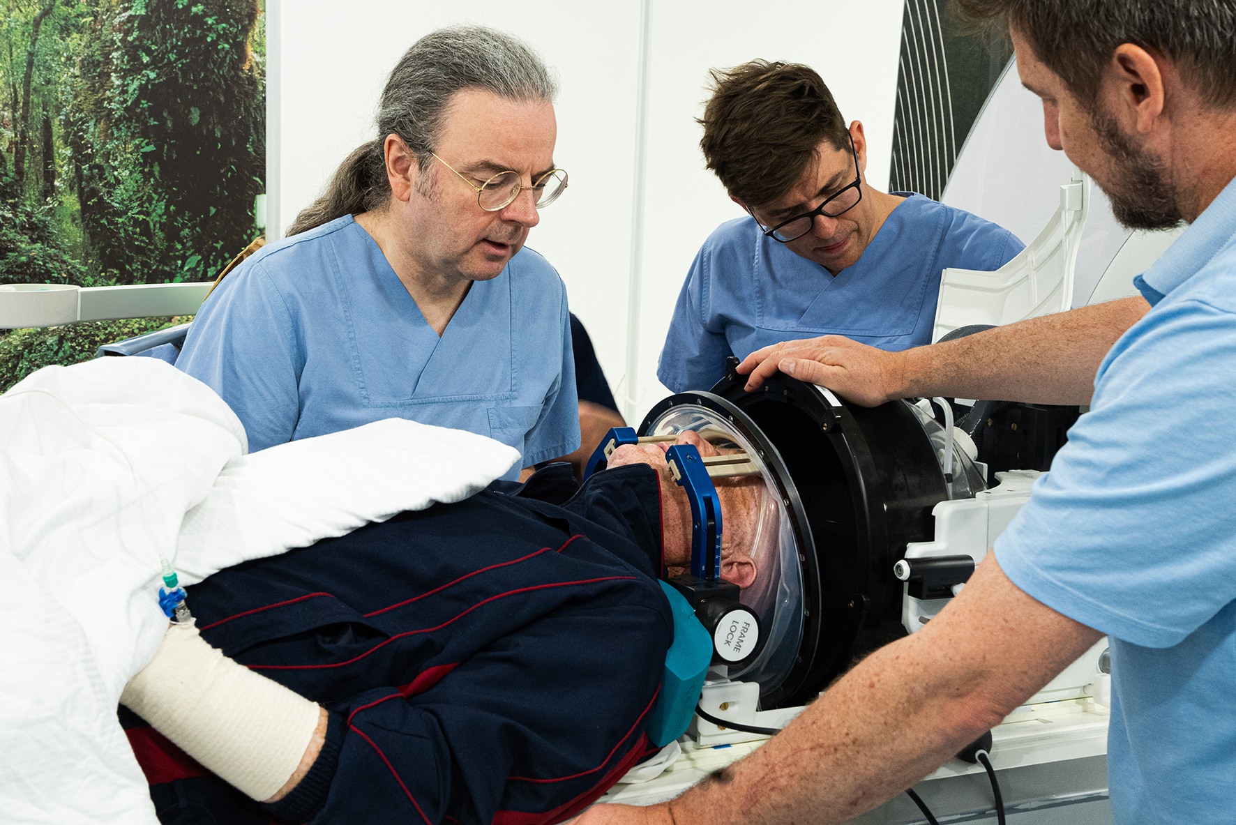 Equipo médico prepara a un paciente para un tratamiento con ultrasonidos focalizados en Friburgo
