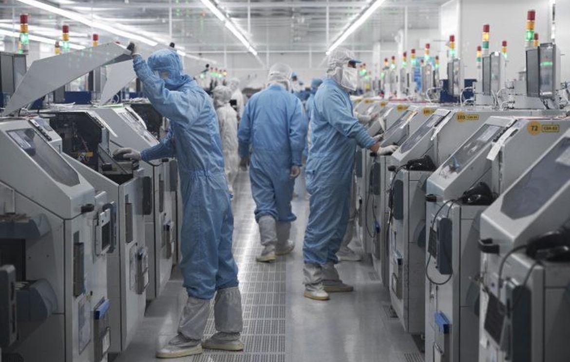Trabajadores en una instalación de producción electrónica, imagen de contexto facilitada por el editor