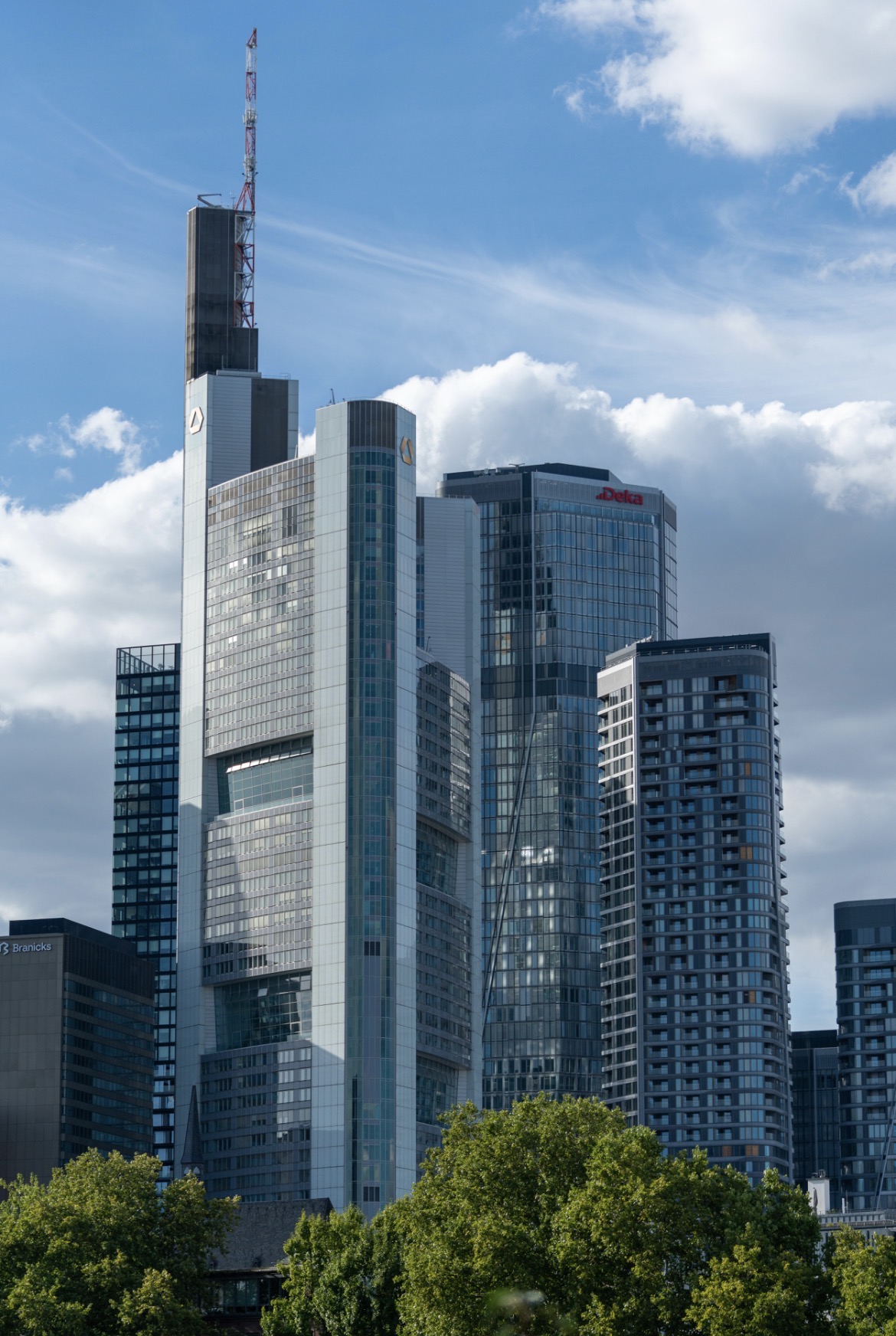 Commerzbank Tower y edificios del distrito financiero en Frankfurt, fotografía original elegida por el editor