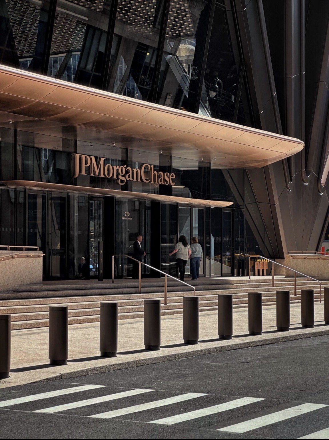 Fachada de la sede de JPMorganChase en Nueva York; fotografía de contexto financiero, no del Banco Mundial
