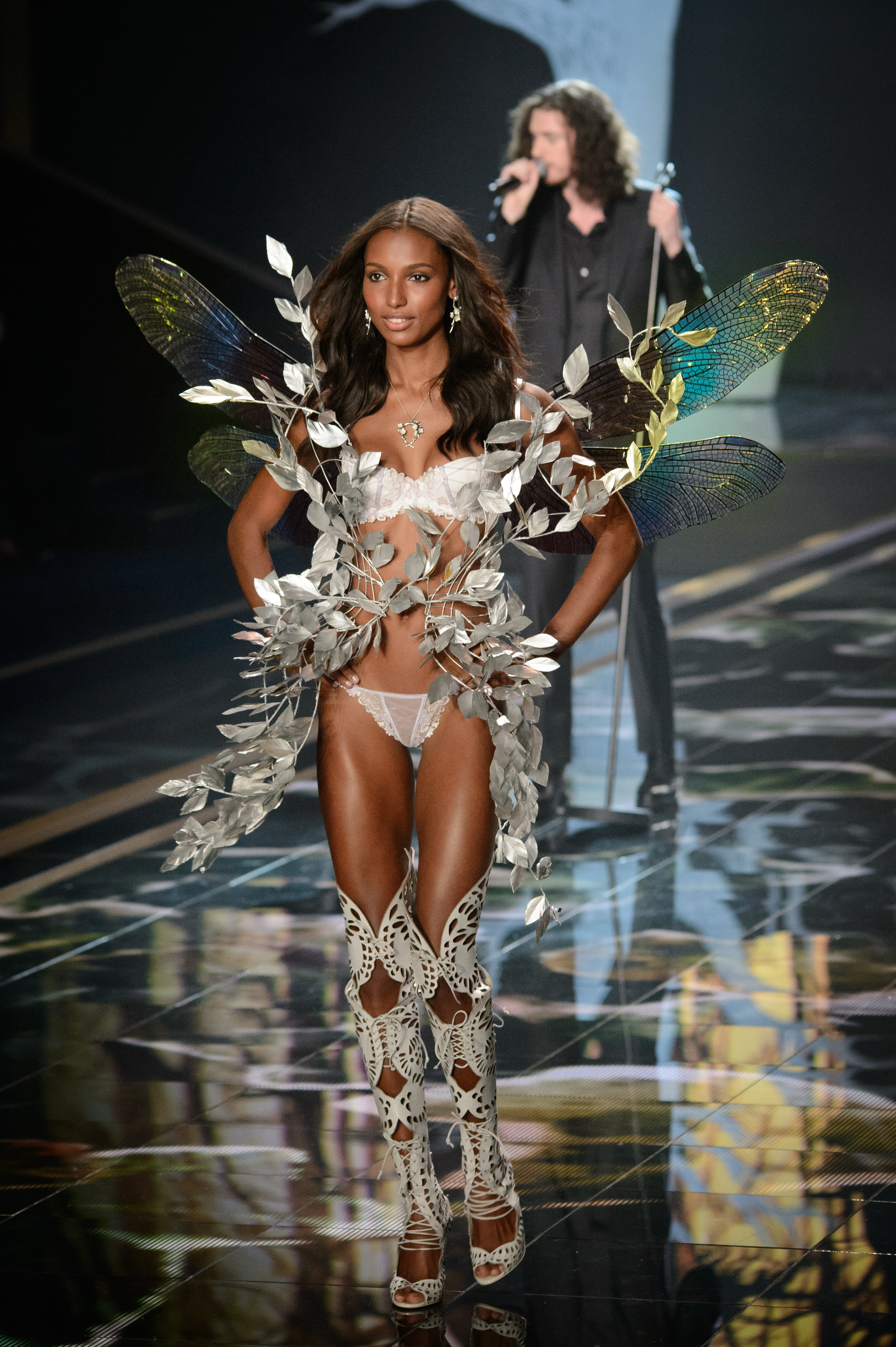 Jasmine Tookes con alas de mariposa — fotografía de archivo del Victoria’s Secret Fashion Show 2014