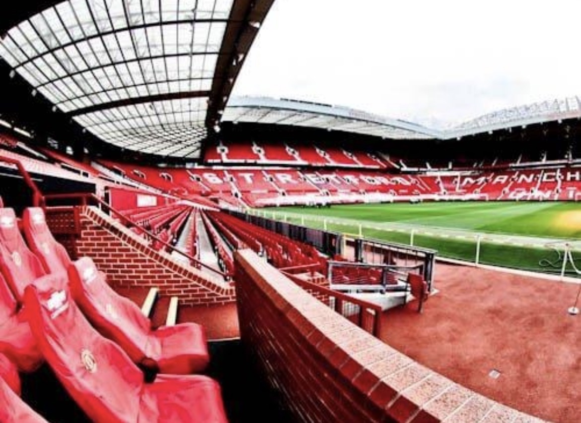 Banquillo y gradas de Old Trafford, Manchester, como imagen de contexto del fútbol inglés