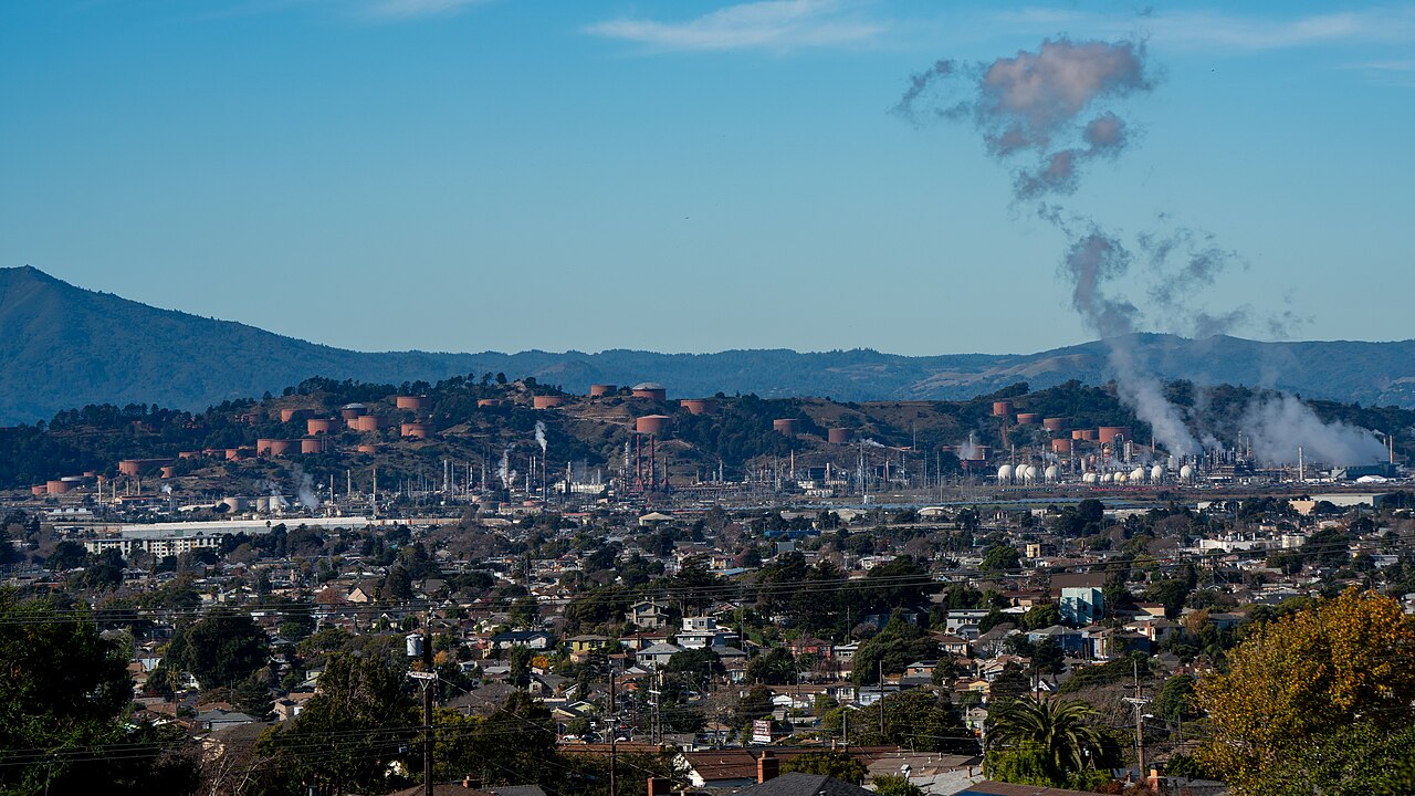 Refinería de Chevron en Richmond, California, vista desde Mira Vista Field; imagen de archivo de 2023