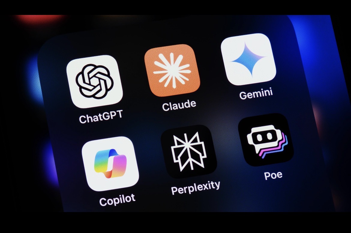 Aplicaciones de inteligencia artificial en una pantalla: ChatGPT, Claude, Gemini, Copilot, Perplexity y Poe