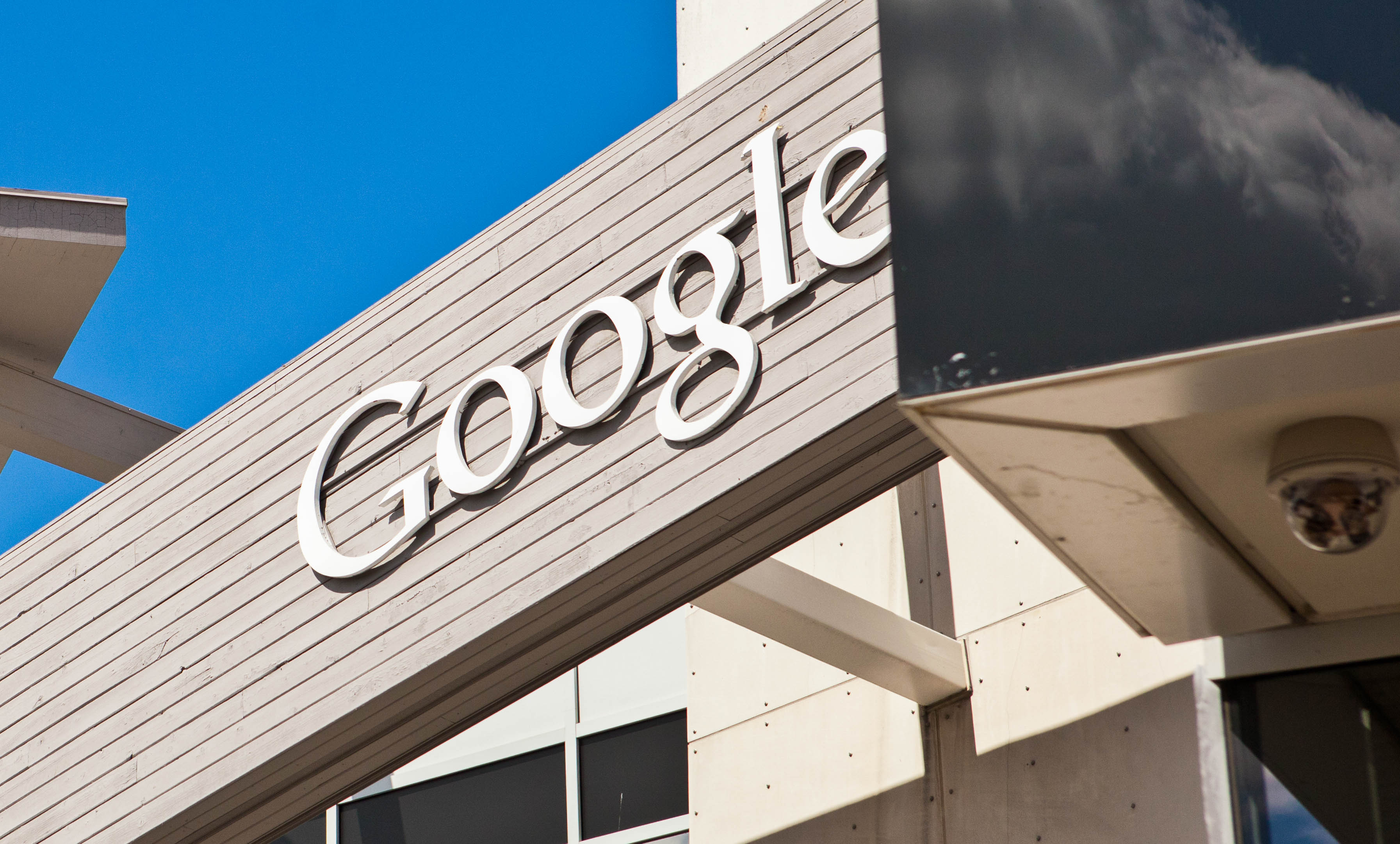 Logotipo de Google en la fachada de un edificio, imagen de archivo
