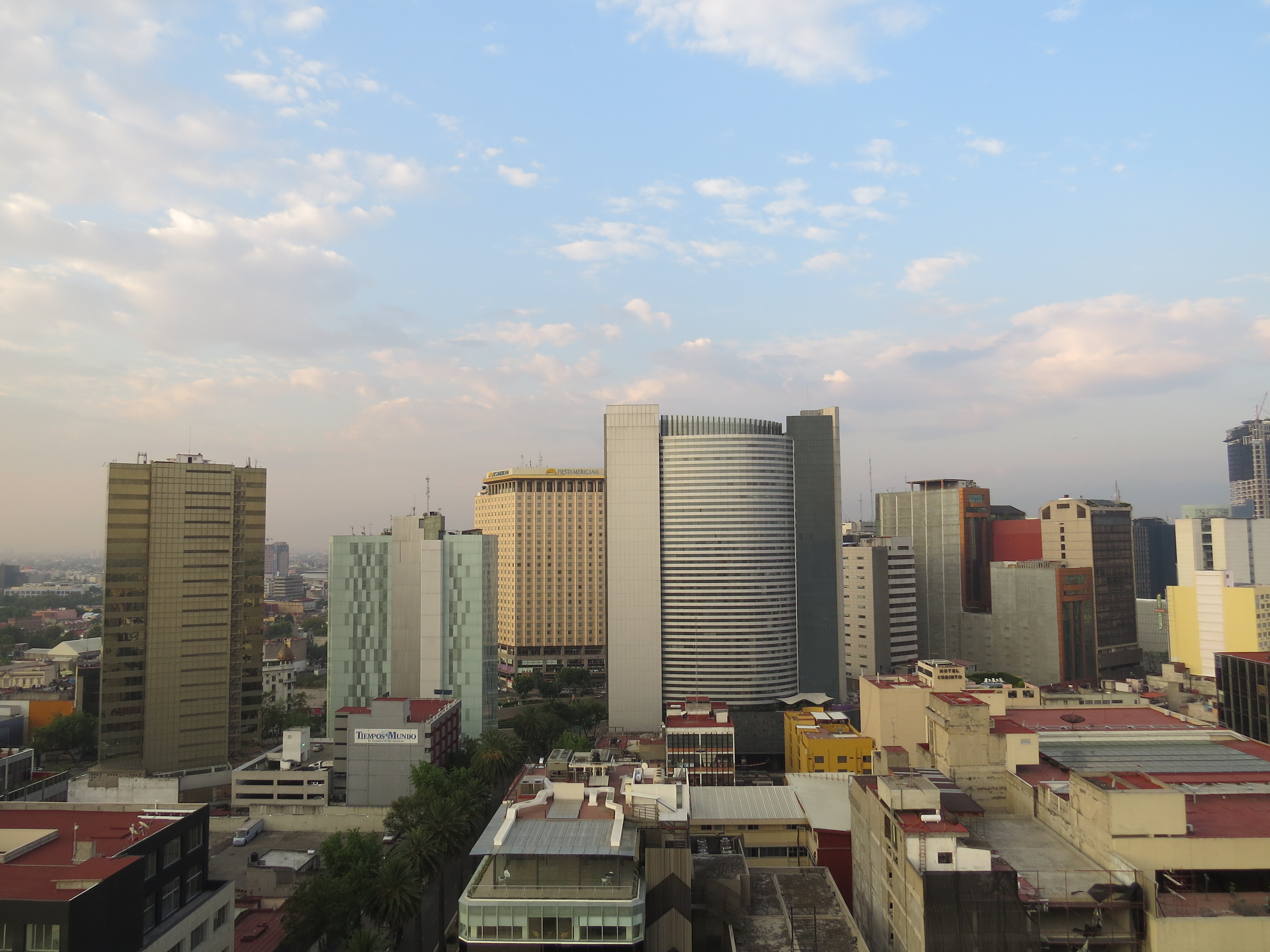 Edificios del Paseo de la Reforma en Ciudad de México; fotografía de archivo de 2014