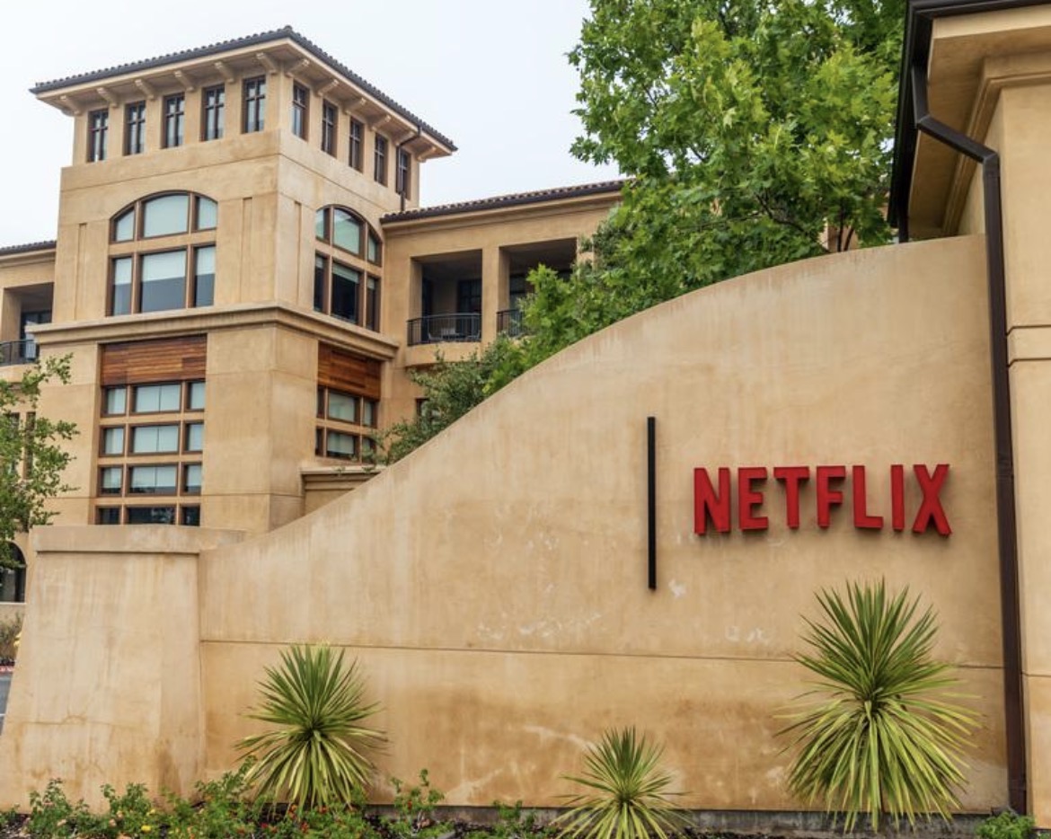 Edificio de Netflix con el logotipo rojo de la compañía en su fachada
