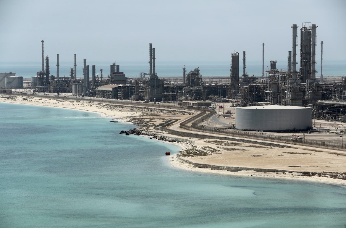 Instalación petrolera junto al mar en Arabia Saudí