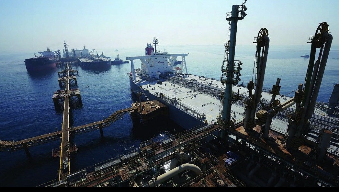 Petroleros cargando crudo en una terminal del Golfo
