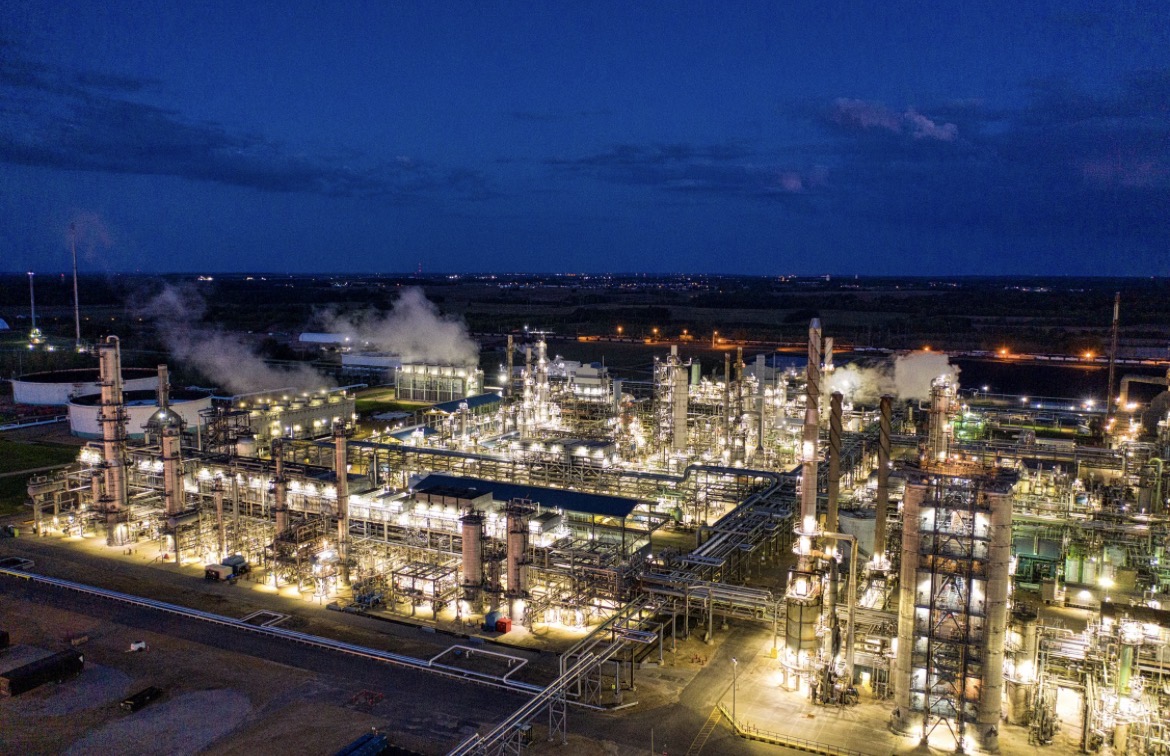 Refinería iluminada de noche en Minnesota, Estados Unidos