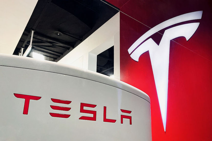 Logotipo de Tesla en un espacio de exposición de la marca