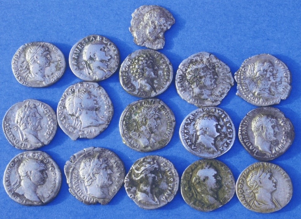 Tesoro auténtico de 23 denarios romanos hallado en Staffordshire, Birmingham Museums Trust
